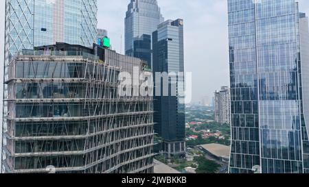 Gros plan de la façade de l'un des gratte-ciel et des bâtiments d'affaires de la région de Gambir, dans le centre de Jakarta, en Indonésie Banque D'Images