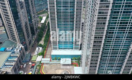 Gros plan de la façade de l'un des gratte-ciel et des bâtiments d'affaires de la région de Gambir, dans le centre de Jakarta, en Indonésie Banque D'Images