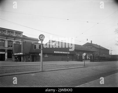 Vue sur le parking à vélo de la gare centrale (Stationsplein) d'Utrecht. En arrière-plan le délestage de commande. Banque D'Images