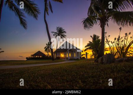 Îles Fidji, île Denarau, Chapelle à la plage au coucher du soleil Banque D'Images