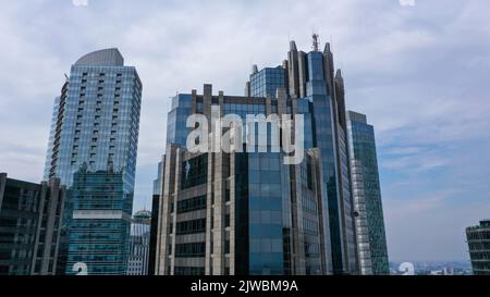 Gros plan de la façade de l'un des gratte-ciel et des bâtiments d'affaires de la région de Gambir, dans le centre de Jakarta, en Indonésie Banque D'Images