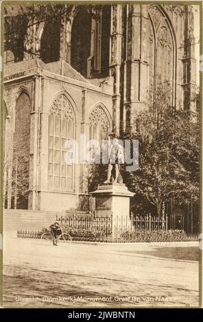 Vue sur la statue de Jan van Nassau (Domplein) à Utrecht avec le Domkerk en arrière-plan. Banque D'Images