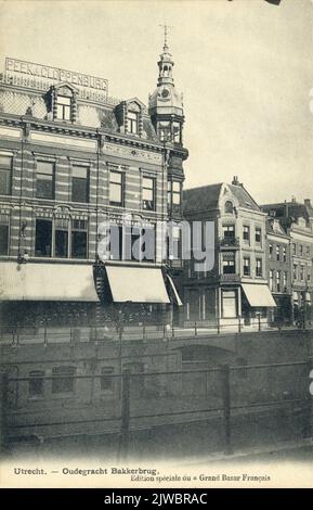 Vue sur les façades de quelques maisons de l'Oudegracht Weerdzijde à Utrecht avec l'entrepôt de vêtements Peek et Cloppenburg (Oudegracht 136) sur la gauche. Banque D'Images