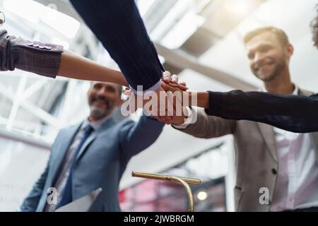 Un groupe heureux de collègues de travail se sont rassemblés pour définir l'unité de l'entreprise Banque D'Images