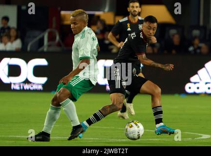 WASHINGTON, DC, États-Unis - 4 SEPTEMBRE 2022 : D.C. United Forward Martin Rodriguez (77) et Colorado Rapids Forward Michael Barrios (12) défi pour le ballon lors d'un match MLS entre D.C United et les Colorado Rapids, sur 04 septembre 2022, à Audi Field, à Washington, CC. (Photo de Tony Quinn-Alay Live News) Banque D'Images