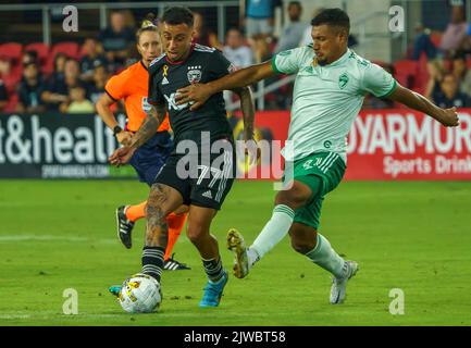 WASHINGTON, DC, États-Unis - 4 SEPTEMBRE 2022 : D.C. United Forward Martin Rodriguez (77) passe loin de Colorado Rapids Forward Michael Barrios (12) lors d'un match MLS entre D.C United et Colorado Rapids, sur 04 septembre 2022, à Audi Field, à Washington, CC. (Photo de Tony Quinn-Alay Live News) Banque D'Images