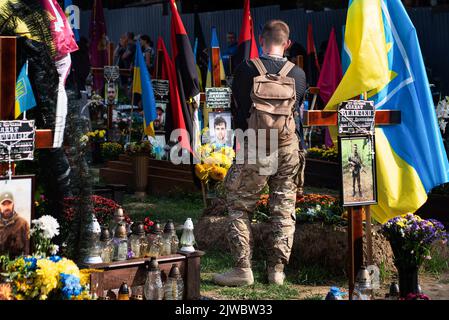 Lviv, Ukraine. 24th août 2022. Un soldat ukrainien visite la tombe d'un camarade le jour de l'indépendance au cimetière de Lviv. Le jour de l'indépendance de l'Ukraine, deux funérailles ont été organisées pour les derniers morts et un hommage a été rendu à d'autres morts pendant les six mois de la guerre. (Credit image: © Ximena Borrazas/SOPA Images via ZUMA Press Wire) Banque D'Images