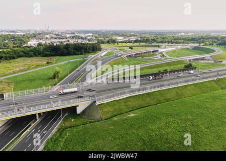 Vue aérienne des voitures roulant à l'intersection ronde dans la ville, infrastructure de rond-point de transport, jonction de route à Wroclaw, Pologne Banque D'Images