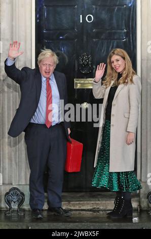 Photo du dossier datée du 13/12/19 du Premier ministre Boris Johnson et de sa petite amie d’alors Carrie Symonds arrivant à Downing Street après le retour au pouvoir du Parti conservateur aux élections générales avec une majorité accrue. Liz Truss ou Rishi Sunak seront déclarés comme le nouveau chef du Parti conservateur et successeur du Premier ministre Boris Johnson lundi après-midi. Le nouveau Premier ministre devra faire face à un ensemble de défis de taille, notamment une crise énergétique, une inflation galopante, de nouvelles frappes et la guerre en cours en Ukraine.Date de publication : lundi 5 septembre 2022. Banque D'Images