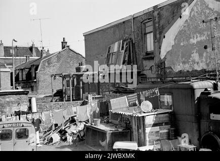 Vue sur les façades arrière des maisons 1st Daalsedijk 130-132 à Utrecht avec une maison d'urgence au premier plan. Banque D'Images