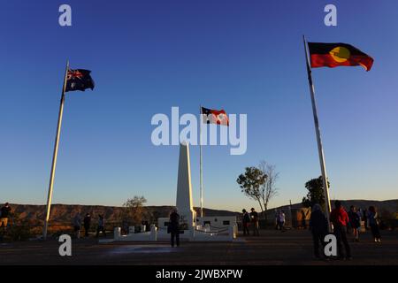 Personnes sur la colline ANZAC à Alice Springs au coucher du soleil Banque D'Images
