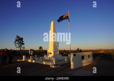Personnes au mémorial ANZAC Hill, Alice Springs, au coucher du soleil Banque D'Images