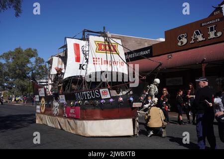 Le bateau pirate se prépare à la parade de la rue Henley-on-Todd de 2022 à Alice Springs, territoire du Nord, Australie Banque D'Images