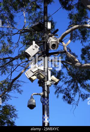 Caméras CCTV devant un arbre contre Blue Sky dans le centre commercial Todd Mall, Alice Springs Banque D'Images