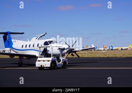 Des avions de police sont remorqués depuis le Tarmac à l'aéroport d'Alice Springs Banque D'Images