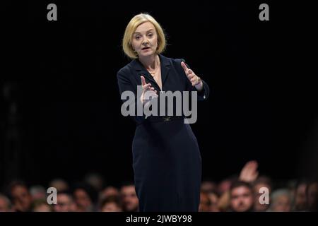 Photo du dossier datée du 23/08/22, de Liz Truss parlant lors d'un événement de hustings au NEC à Birmingham. Liz Truss et Rishi Sunak attendent les résultats d'un sondage des membres du Parti conservateur qui décident d'entre eux qui a été choisi comme nouveau chef du parti et qui deviendra le prochain Premier ministre. Date de publication : lundi 5 septembre 2022. Banque D'Images