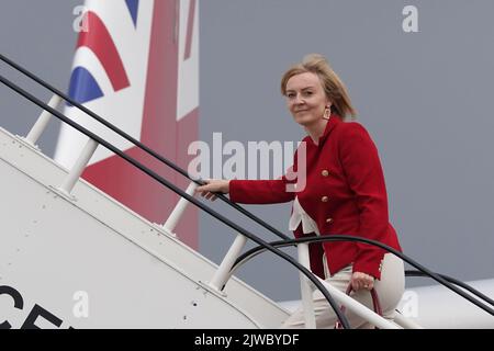 Photo du dossier datée du 19/09/21, du Secrétaire aux affaires étrangères Liz Truss qui embarque à bord du RAF Voyager à l'aéroport de Stansted avant une visite de quatre jours à New York et Washington. Liz Truss et Rishi Sunak attendent les résultats d'un sondage des membres du Parti conservateur qui décident d'entre eux qui a été choisi comme nouveau chef du parti et qui deviendra le prochain Premier ministre. Date de publication : lundi 5 septembre 2022. Banque D'Images