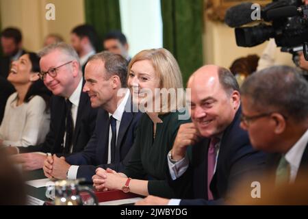 Photo du dossier datée du 17/09/21 de (de gauche à droite) le secrétaire à l'intérieur Priti Patel, le secrétaire au logement Michael Gove, le secrétaire à la Justice et vice-premier ministre Dominic Raab, le secrétaire aux Affaires étrangères Liz Truss, le secrétaire à la Défense Ben Wallace et le président Cop26 Alok Sharma lors d'une réunion du Cabinet au 10 Downing Street, Londres. Liz Truss et Rishi Sunak attendent les résultats d'un sondage des membres du Parti conservateur qui décident d'entre eux qui a été choisi comme nouveau chef du parti et qui deviendra le prochain Premier ministre. Date de publication : lundi 5 septembre 2022. Banque D'Images