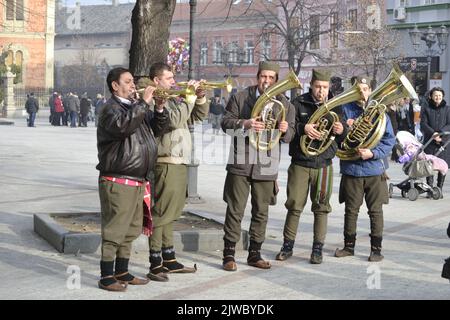 Novi Sad, Serbie - 31 décembre 2012: Trompettistes dans la ville avant la nouvelle année. Les trompettistes de la ville avant le nouvel an divertissent leur ci Banque D'Images