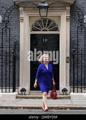 Photo du dossier datée du 15/09/21 du nouveau secrétaire aux Affaires étrangères, Liz Truss, quittant la rue Downing au numéro 10, comme Premier ministre Boris Johnson, a remanié son cabinet. Liz Truss et Rishi Sunak attendent les résultats d'un sondage des membres du Parti conservateur qui décident d'entre eux qui a été choisi comme nouveau chef du parti et qui deviendra le prochain Premier ministre. Date de publication : lundi 5 septembre 2022. Banque D'Images