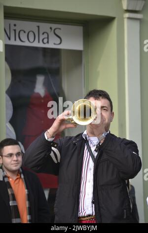Novi Sad, Serbie - 31 décembre 2012: Trompettistes dans la ville avant la nouvelle année. Les trompettistes de la ville avant le nouvel an divertissent leur ci Banque D'Images