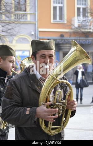 Novi Sad, Serbie - 31 décembre 2012: Trompettistes dans la ville avant la nouvelle année. Les trompettistes de la ville avant le nouvel an divertissent leur ci Banque D'Images