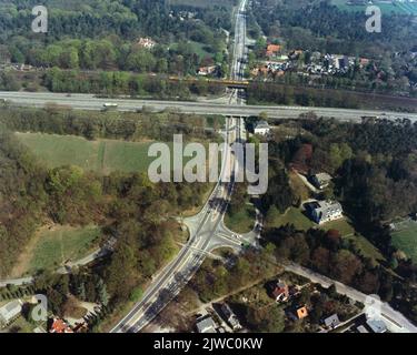 Photo aérienne de l'Amersfoortseweg (de haut en bas, partie de la S09, la route secondaire provinciale de Coit-Amersfoort), avec au-dessus des viaducs dans la A12 et le viaduc de chemin de fer près de Maarn, du sud. Banque D'Images