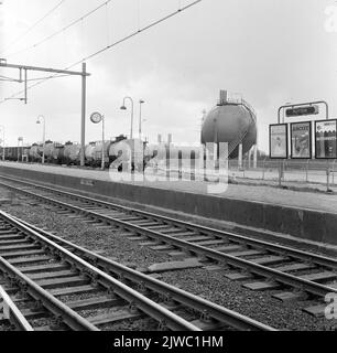 Vue d'un porte-gaz de la société Benegas avec un seul camion-citerne sur la gauche. Au premier plan, la plate-forme 2nd de la station N.S. Putten à Putten. Banque D'Images