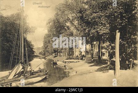 Vue sur le Stadsbuitengracht à Utrecht avec les façades de quelques maisons sur Wittevrouwensingel sur la droite. Banque D'Images