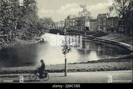 Vue sur le Stadsbuitengracht à Utrecht avec les façades de quelques maisons sur le Catharijnesingel sur la droite. Banque D'Images