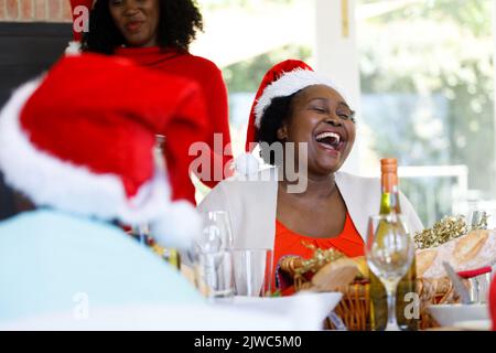 Femme afro-américaine sénior à table Banque D'Images