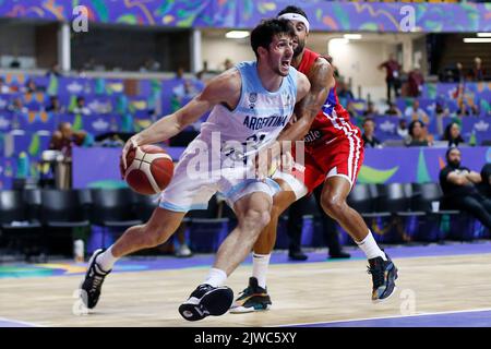 Recife, Brésil. 4th septembre 2022. Leandro Bolmaro (L) d'Argentine traverse un match de groupe B entre l'Argentine et Porto Rico à la FIBA AmeriCup 2022 à Recife, Pernambuco, Brésil, 4 septembre 2022. Credit: Lucio Tavora/Xinhua/Alamy Live News Banque D'Images