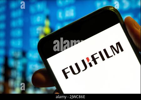 Dans cette illustration, le logo de la société japonaise de photographie et d'imagerie Fujifilm s'affiche sur l'écran d'un smartphone. Banque D'Images