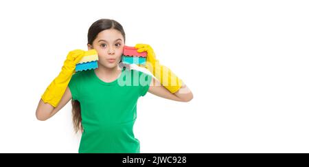 Éponge de lavage de vaisselle. Éponge utile pour le nettoyage. Happy Kid utilisez une éponge et des gants de nettoyage. Nettoyage des enfants autour. Protéger la peau sensible. Nettoyage des enfants à Banque D'Images