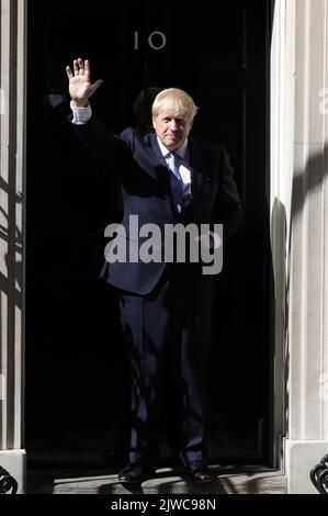 Photo du dossier datée du 24/07/19 du nouveau Premier ministre Boris Johnson qui agite à l'extérieur du 10 Downing Street, Londres, après avoir rencontré la reine Elizabeth II et accepté son invitation à devenir Premier ministre et à former un nouveau gouvernement. L'annonce du prochain chef conservateur, et du nouveau premier ministre, est prévue pour le début de l'après-midi lors d'un événement dans le centre de Londres. Date de publication : lundi 5 septembre 2022. Banque D'Images