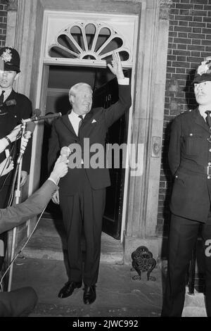 Photo du dossier datée du 19/06/70 de M. Edward Heath arrivant au poste de Premier ministre au 10 Downing Street après son audience avec la Reine ce soir. L'annonce du prochain chef conservateur, et du nouveau premier ministre, est prévue pour le début de l'après-midi lors d'un événement dans le centre de Londres. Date de publication : lundi 5 septembre 2022. Banque D'Images