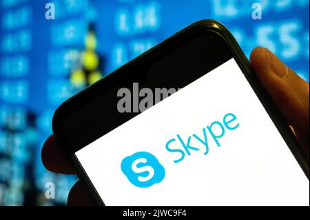 Chine. 25th juillet 2022. Dans cette illustration, le logo Skype du logiciel d'application de télécommunication pour les discussions vidéo et les appels vocaux s'affiche sur l'écran d'un smartphone. (Photo de Budrul Chukrut/SOPA Images/Sipa USA) crédit: SIPA USA/Alay Live News Banque D'Images