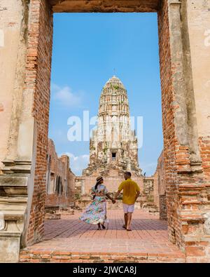 Ayutthaya, Thaïlande à Wat Ratchaburana, un couple d'hommes et de femmes avec un chapeau en visite à Ayyuthaya Thaïlande. Tourisme avec carte en Thaïlande Banque D'Images