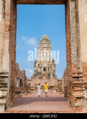 Ayutthaya, Thaïlande à Wat Ratchaburana, un couple d'hommes et de femmes avec un chapeau en visite à Ayyuthaya Thaïlande. Tourisme avec carte en Thaïlande Banque D'Images