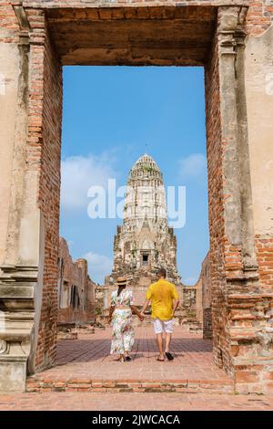 Ayutthaya, Thaïlande à Wat Ratchaburana, un couple d'hommes et de femmes avec un chapeau en visite à Ayyuthaya Thaïlande. Tourisme avec carte en Thaïlande Banque D'Images