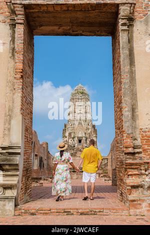 Ayutthaya, Thaïlande à Wat Ratchaburana, un couple d'hommes et de femmes avec un chapeau en visite à Ayyuthaya Thaïlande. Tourisme avec carte en Thaïlande Banque D'Images