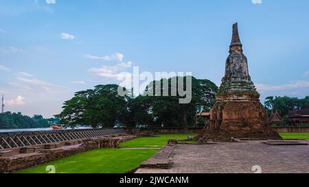 Haute eau à la rivière à Ayutthaya, Thaïlande à Wat Chaiwatthanaram pendant le coucher du soleil à Ayutthaya Thaïlande pendant la saison des pluies de mousson, haute protection de l'eau mur par rivière Banque D'Images