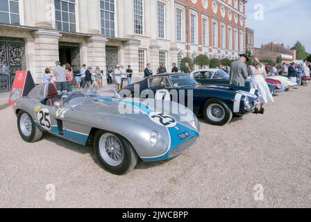 75 ans d'exposition Ferrari aux concours 2022 de Hampton court au Hampton court Palace de Londres Banque D'Images