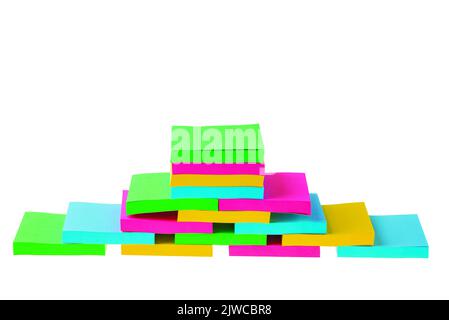 Vue d'un bloc de notes adhésives colorées isolé sur fond blanc. Banque D'Images
