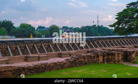 Haute eau à la rivière à Ayutthaya, Thaïlande à Wat Chaiwatthanaram pendant le coucher du soleil à Ayutthaya Thaïlande pendant la saison des pluies de mousson, haute protection de l'eau mur par rivière Banque D'Images