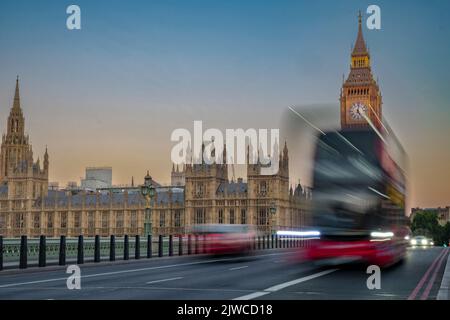 Prise de vue à angle bas du pont de Westminster et du Parlement à l'aube avec bus qui passe devant Banque D'Images