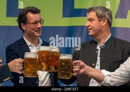 Abensberg, Allemagne. 05th septembre 2022. Markus Söder (r), Premier ministre de Bavière et chef du parti CSU, et Hendrik Wüst, Premier ministre du NRW (CDU), ont fêté avec des tasses de bière lors de la soirée politique du festival folklorique de Gillamoos. Le Gillamoos d'Abensberg est l'un des plus grands et des plus anciens festivals folkloriques de la Basse-Bavière. Lundi au Volksfest, des politiciens de haut rang apparaissent régulièrement simultanément dans plusieurs tentes de bière et échangent des coups. Credit: Armin Weigel/dpa/Alay Live News Banque D'Images