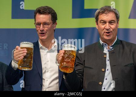 Abensberg, Allemagne. 05th septembre 2022. Markus Söder (r), Premier ministre de Bavière et chef du parti CSU, et Hendrik Wüst, Premier ministre NRW (CDU), se tiennent sur scène avec des tasses à bière lors de la soirée politique du festival folklorique de Gillamoos. Le Gillamoos d'Abensberg est l'un des plus grands et des plus anciens festivals folkloriques de la Basse-Bavière. Lundi au Volksfest, des politiciens de haut rang apparaissent régulièrement simultanément dans plusieurs tentes de bière et échangent des coups. Credit: Armin Weigel/dpa/Alay Live News Banque D'Images