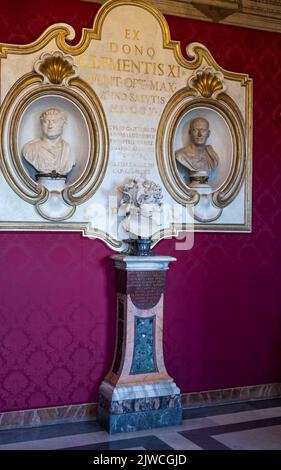 Rome, septembre 2022 - Musée Capitoline, buste de Medusa par Bernini avec buste de portrait de l'homme sur les côtés. Banque D'Images