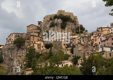 Vue panoramique sur Cervara di Roma, un beau village de la province de Rome, Lazio, Italie Banque D'Images